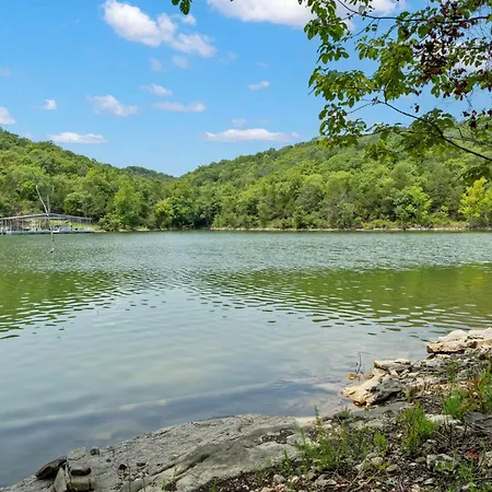 Secluded-Pvt Hot Tub-Free Daily Tickets-Walk To Table Rock Lake